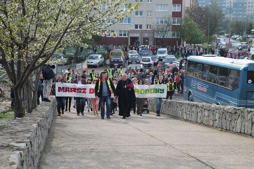 Blisko 2 tys. wiernych przeszło w Marszu dla Życia i Rodziny