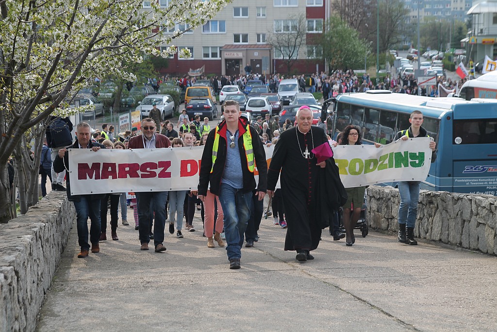 Blisko 2 tys. wiernych przeszło w Marszu dla Życia i Rodziny