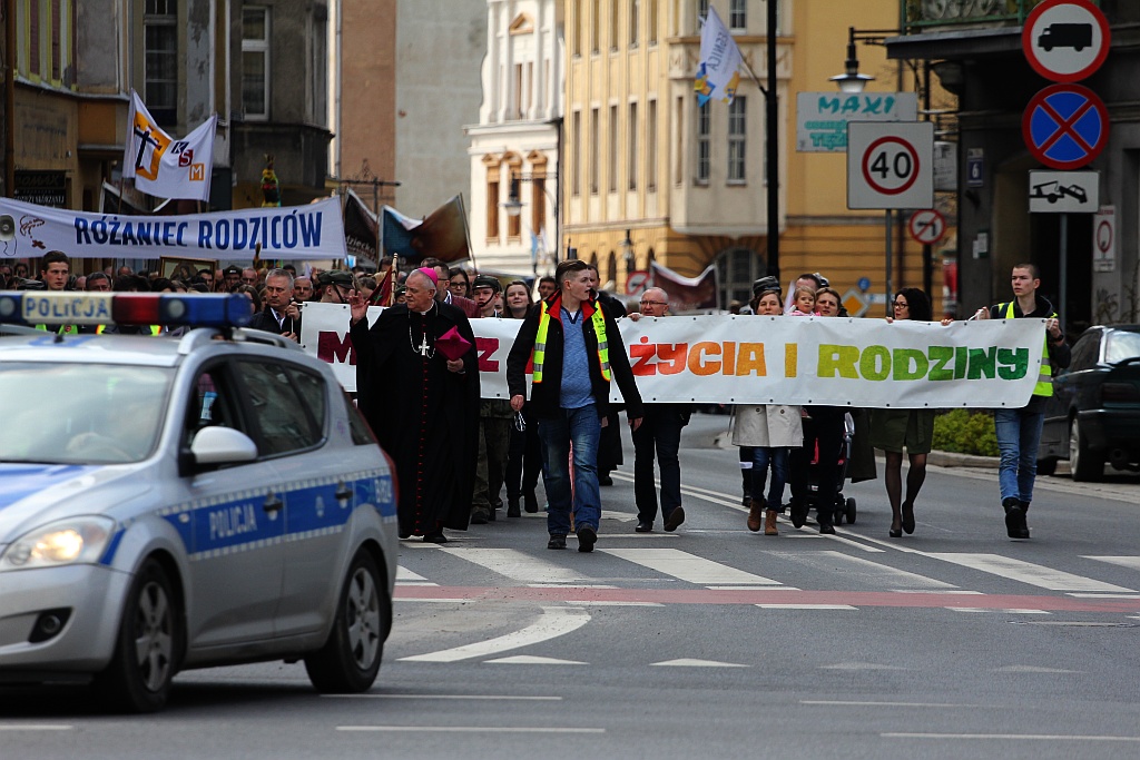 Blisko 2 tys. wiernych przeszło w Marszu dla Życia i Rodziny