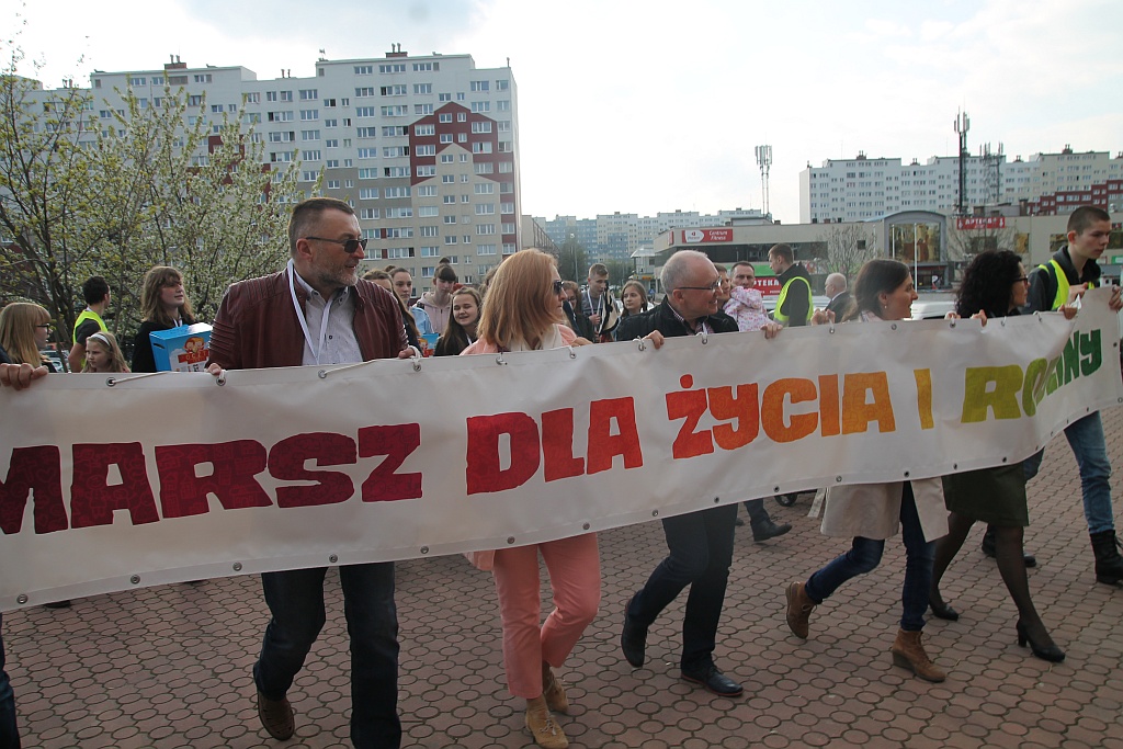 Blisko 2 tys. wiernych przeszło w Marszu dla Życia i Rodziny