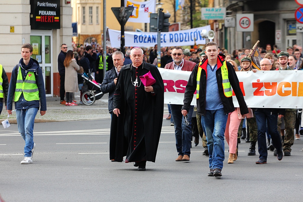 Blisko 2 tys. wiernych przeszło w Marszu dla Życia i Rodziny
