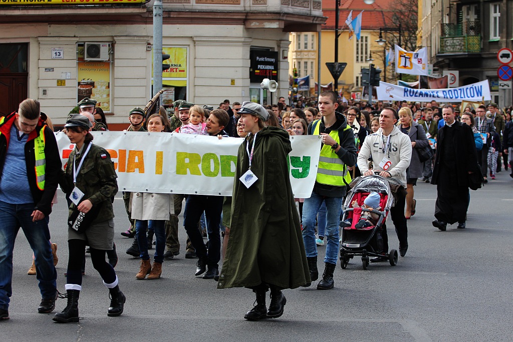 Blisko 2 tys. wiernych przeszło w Marszu dla Życia i Rodziny