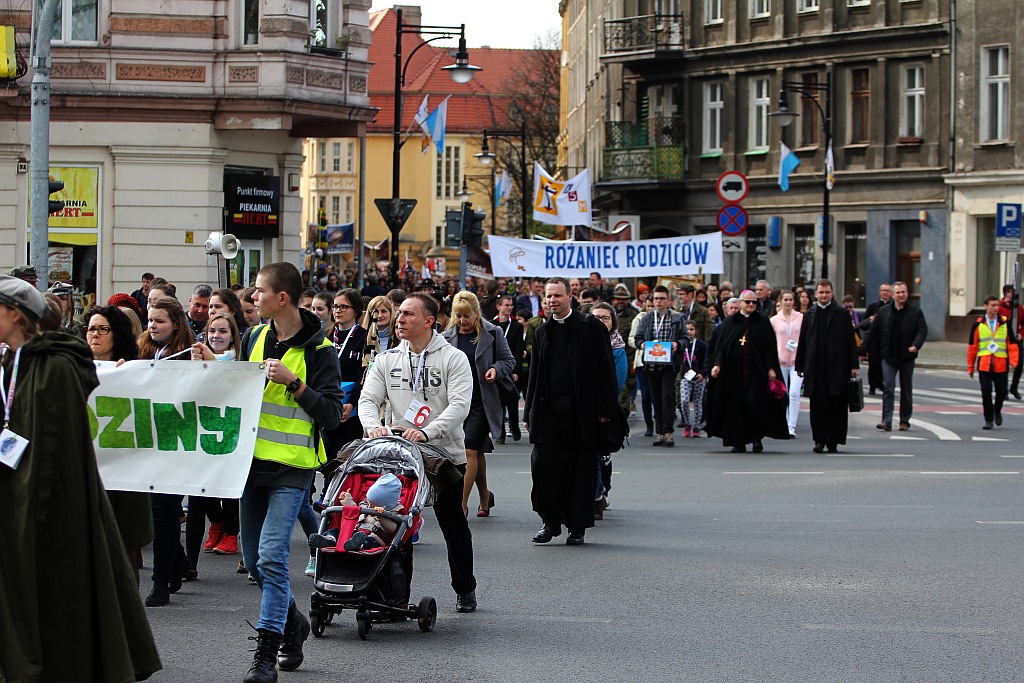Blisko 2 tys. wiernych przeszło w Marszu dla Życia i Rodziny