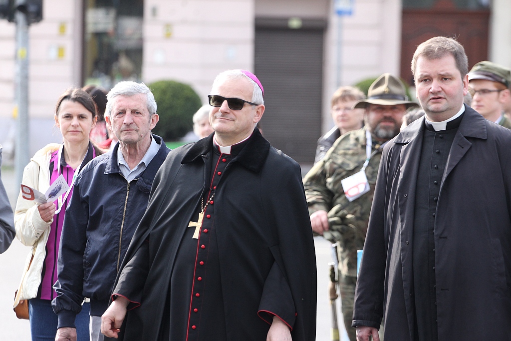 Blisko 2 tys. wiernych przeszło w Marszu dla Życia i Rodziny
