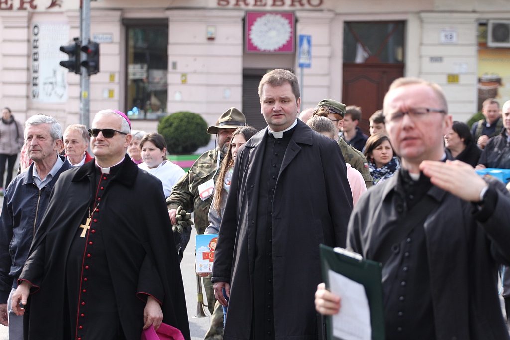 Blisko 2 tys. wiernych przeszło w Marszu dla Życia i Rodziny
