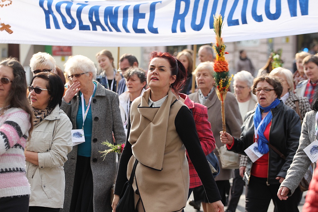Blisko 2 tys. wiernych przeszło w Marszu dla Życia i Rodziny