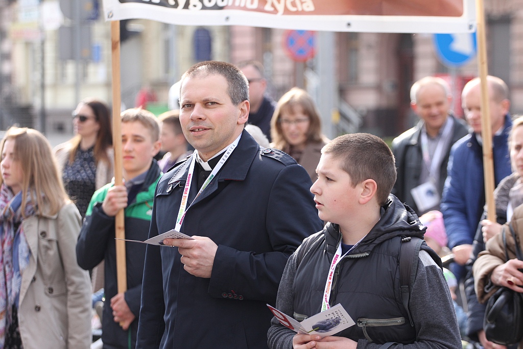 Blisko 2 tys. wiernych przeszło w Marszu dla Życia i Rodziny