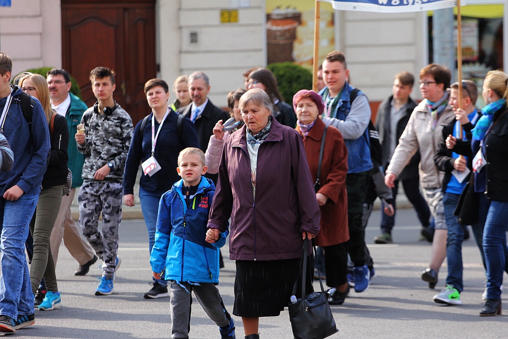 Blisko 2 tys. wiernych przeszło w Marszu dla Życia i Rodziny