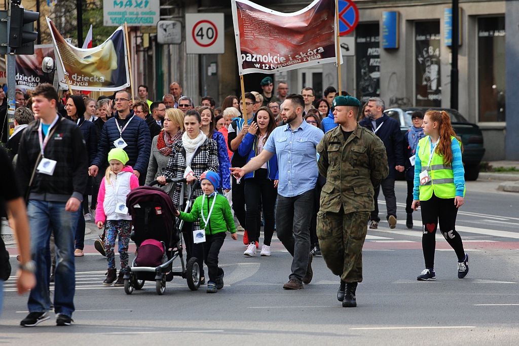 Blisko 2 tys. wiernych przeszło w Marszu dla Życia i Rodziny