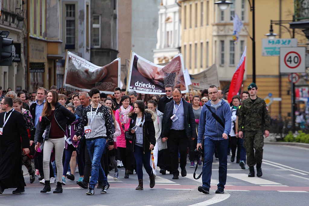Blisko 2 tys. wiernych przeszło w Marszu dla Życia i Rodziny