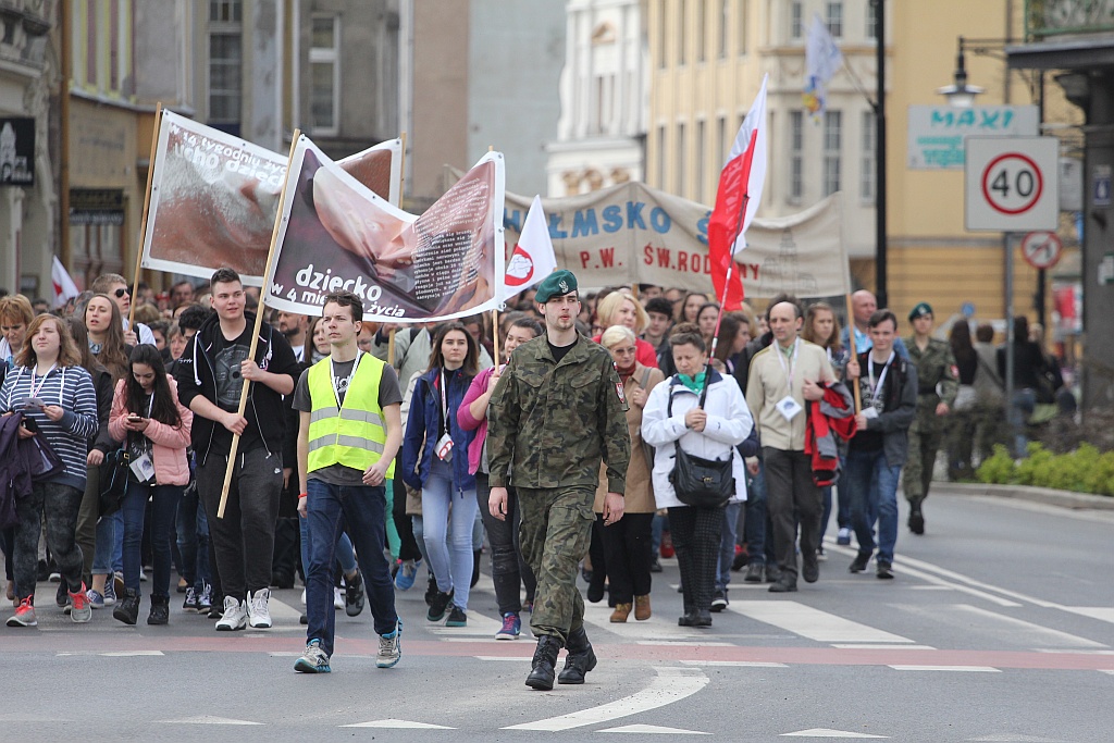 Blisko 2 tys. wiernych przeszło w Marszu dla Życia i Rodziny