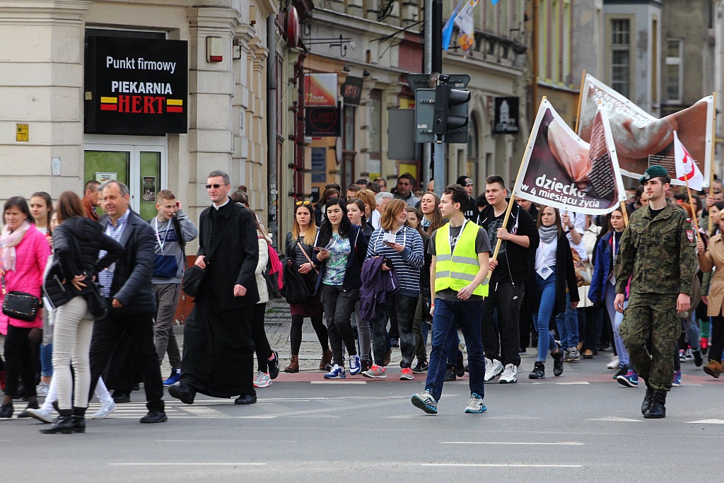 Blisko 2 tys. wiernych przeszło w Marszu dla Życia i Rodziny