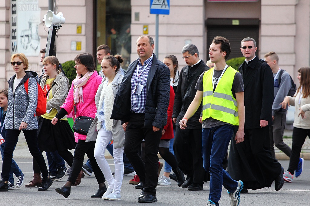 Blisko 2 tys. wiernych przeszło w Marszu dla Życia i Rodziny