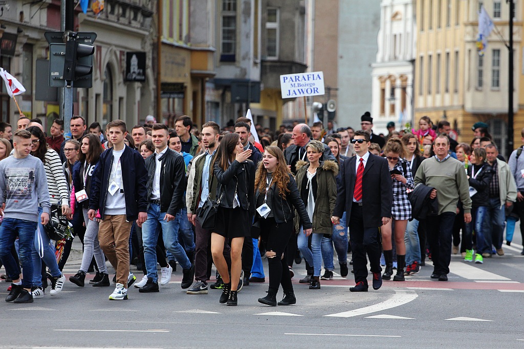 Blisko 2 tys. wiernych przeszło w Marszu dla Życia i Rodziny