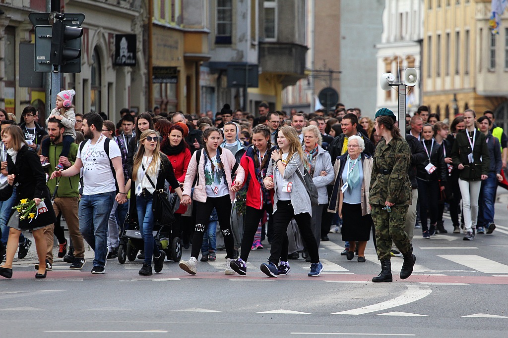 Blisko 2 tys. wiernych przeszło w Marszu dla Życia i Rodziny