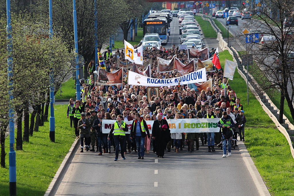 Blisko 2 tys. wiernych przeszło w Marszu dla Życia i Rodziny