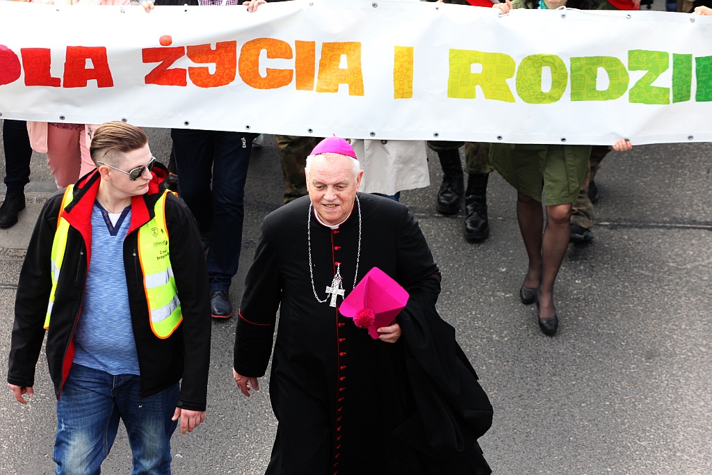 Blisko 2 tys. wiernych przeszło w Marszu dla Życia i Rodziny