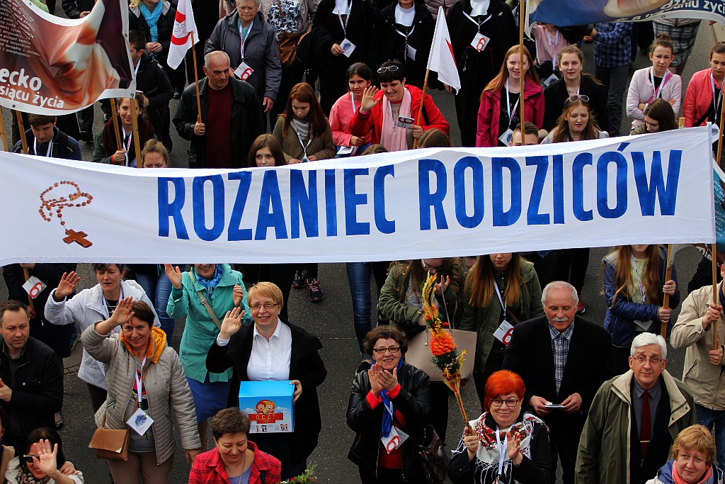 Blisko 2 tys. wiernych przeszło w Marszu dla Życia i Rodziny