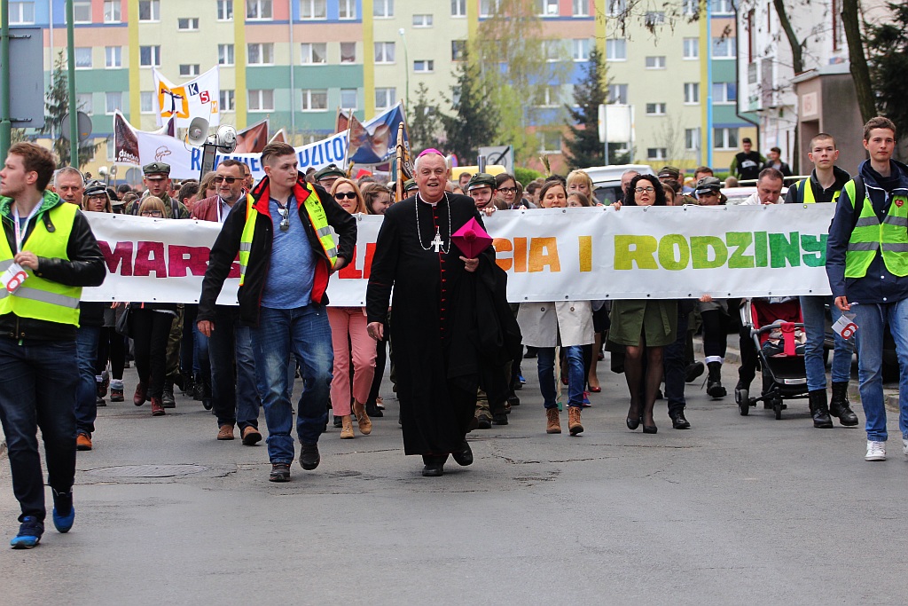 Blisko 2 tys. wiernych przeszło w Marszu dla Życia i Rodziny