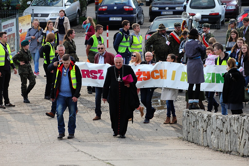 Blisko 2 tys. wiernych przeszło w Marszu dla Życia i Rodziny