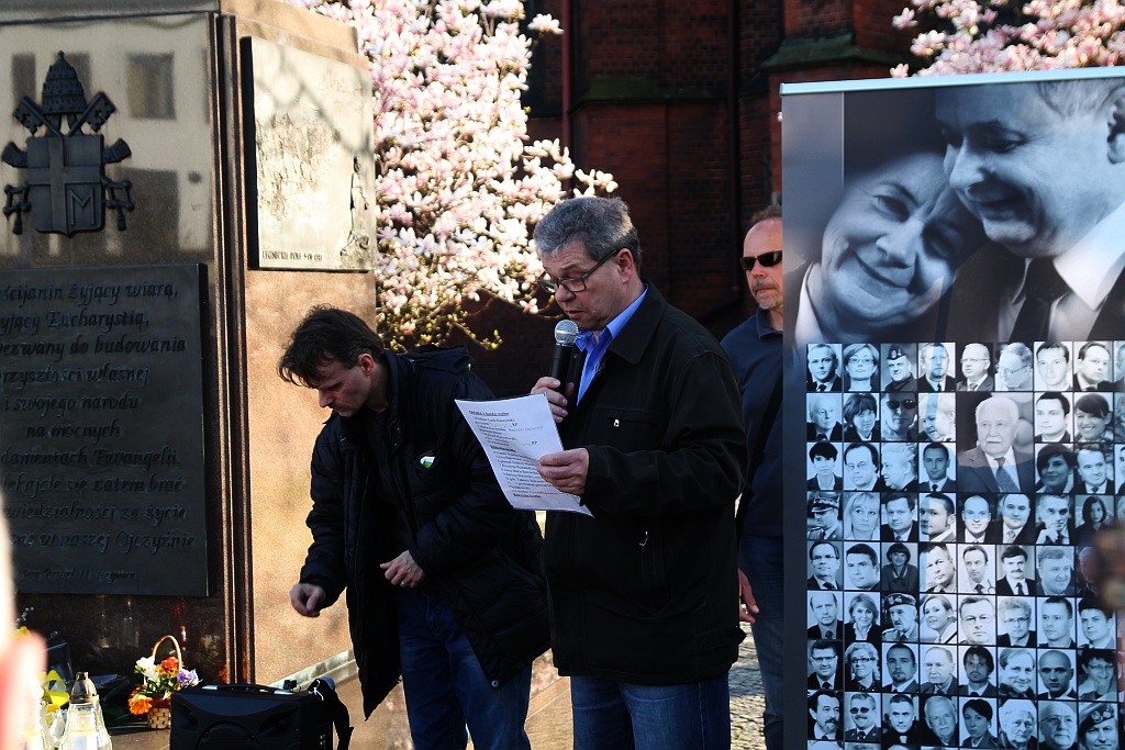 Rocznica katastrofy: apel pamięci, kwiaty pod tablicą i msza