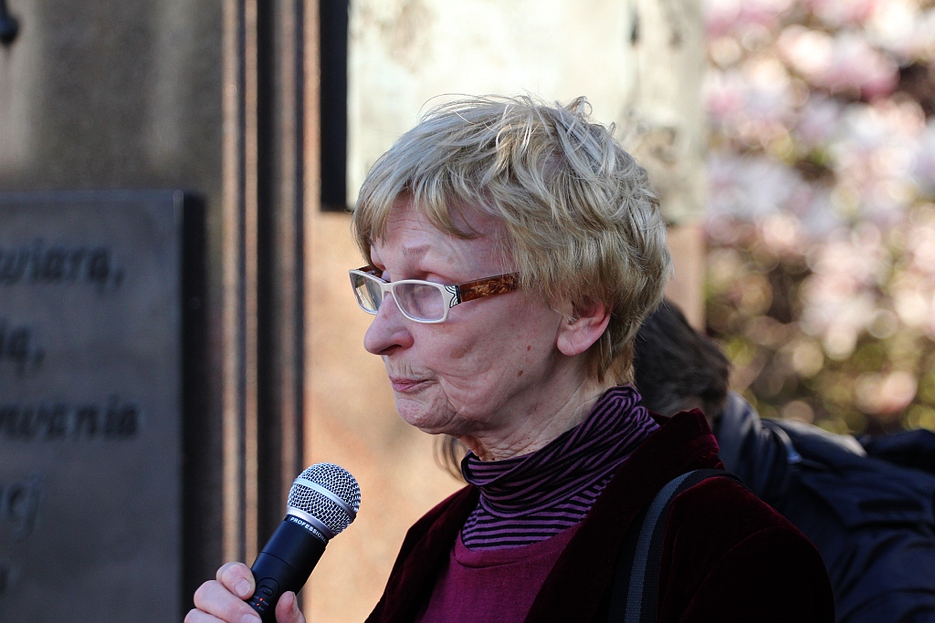 Rocznica katastrofy: apel pamięci, kwiaty pod tablicą i msza