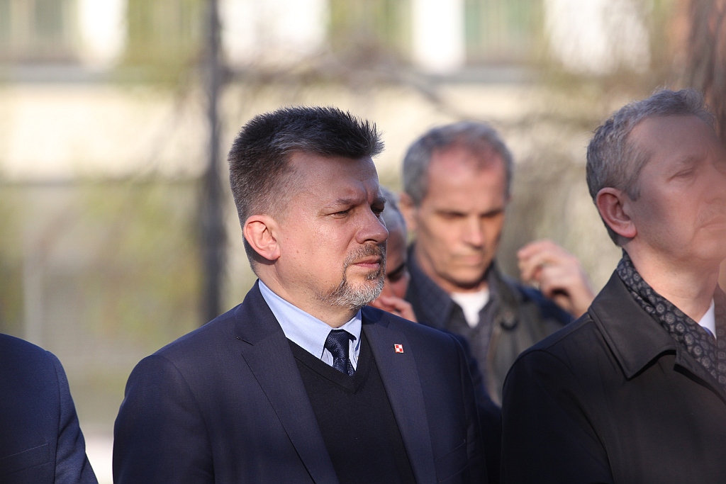 Rocznica katastrofy: apel pamięci, kwiaty pod tablicą i msza