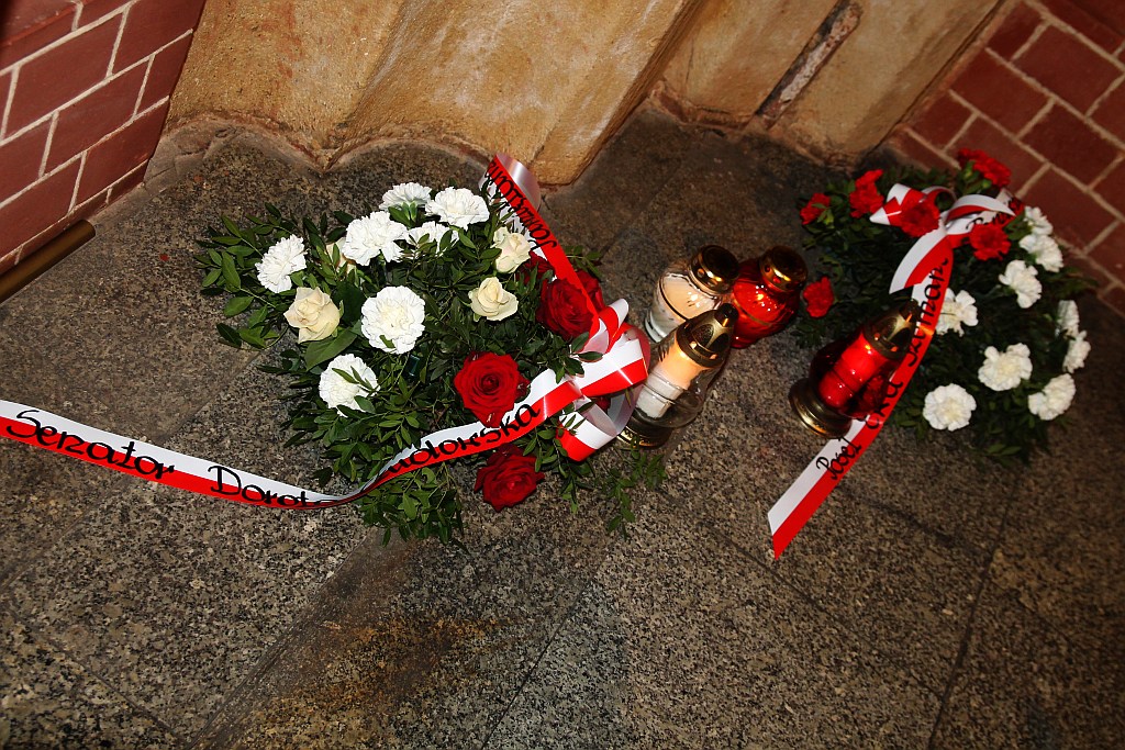 Rocznica katastrofy: apel pamięci, kwiaty pod tablicą i msza