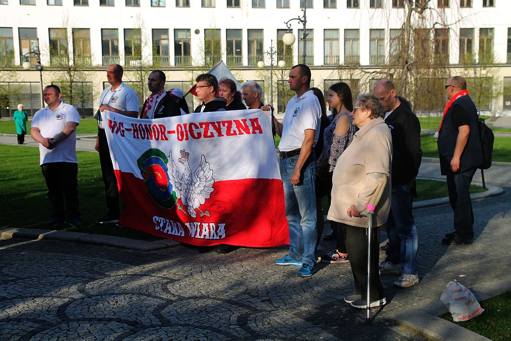 Rocznica katastrofy: apel pamięci, kwiaty pod tablicą i msza