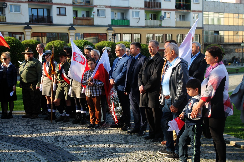 Rocznica katastrofy: apel pamięci, kwiaty pod tablicą i msza