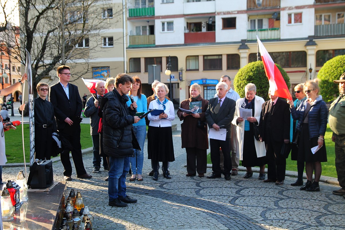 Rocznica katastrofy: apel pamięci, kwiaty pod tablicą i msza