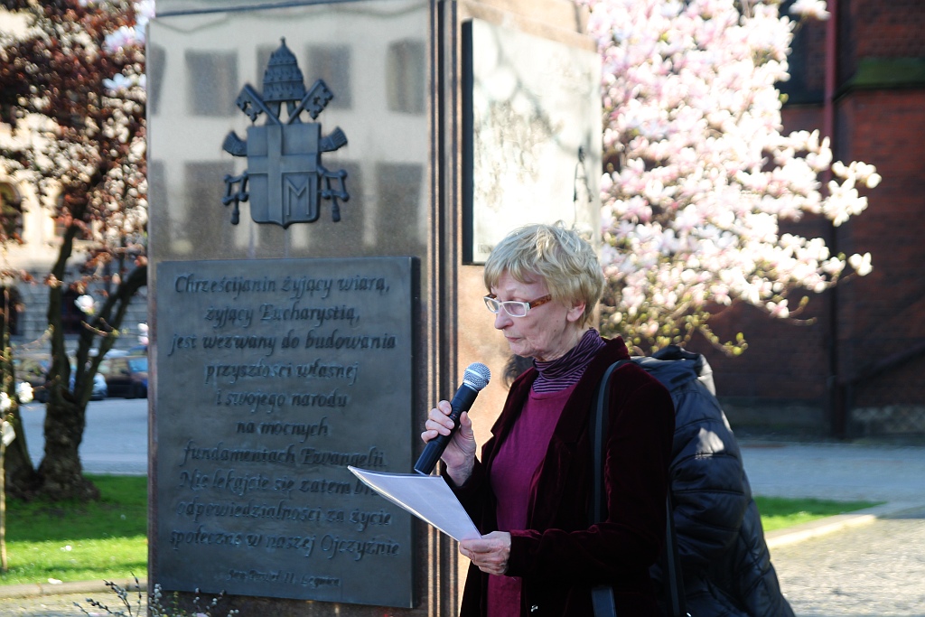 Rocznica katastrofy: apel pamięci, kwiaty pod tablicą i msza