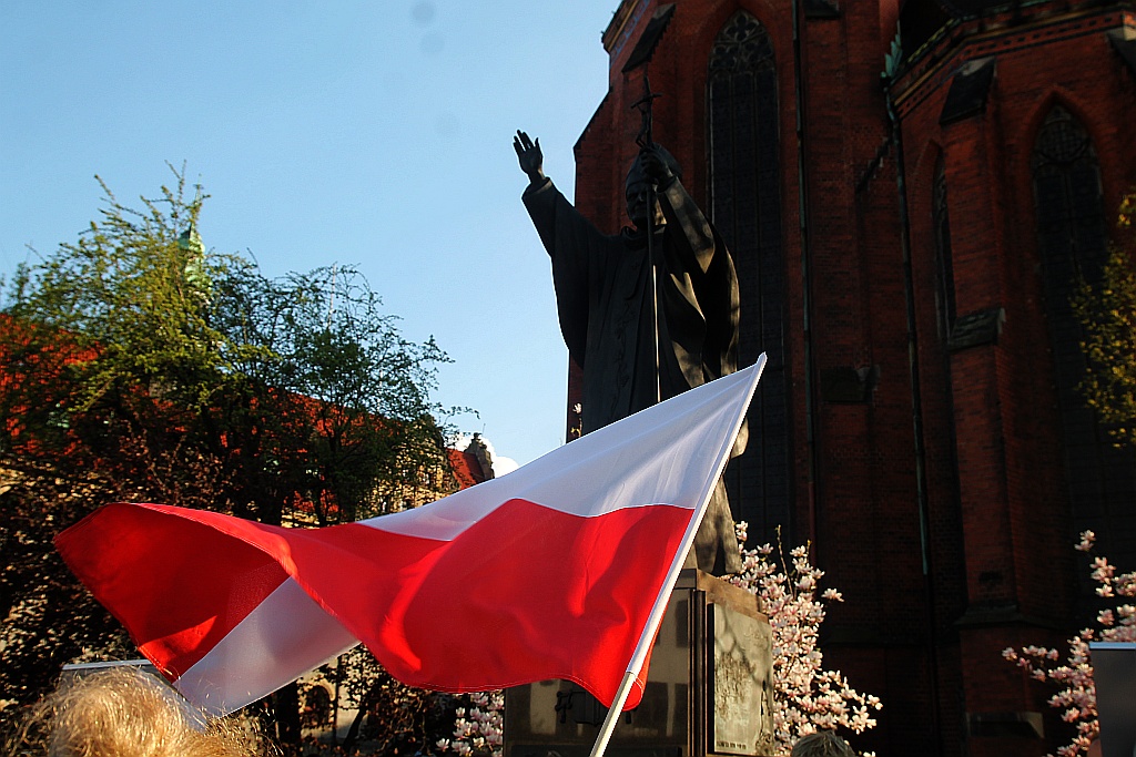 Rocznica katastrofy: apel pamięci, kwiaty pod tablicą i msza