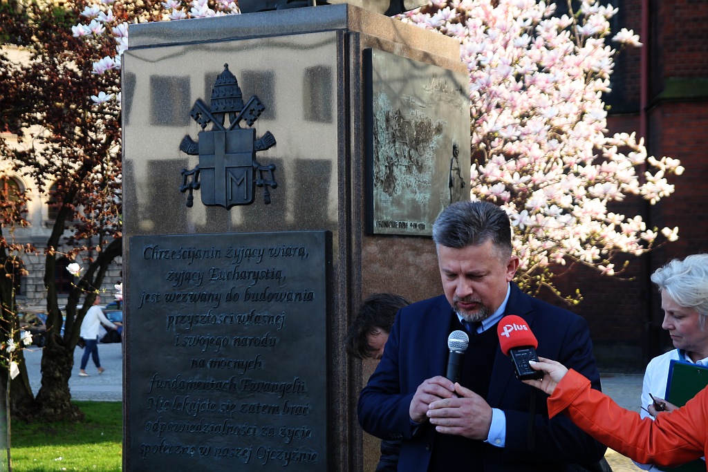 Rocznica katastrofy: apel pamięci, kwiaty pod tablicą i msza