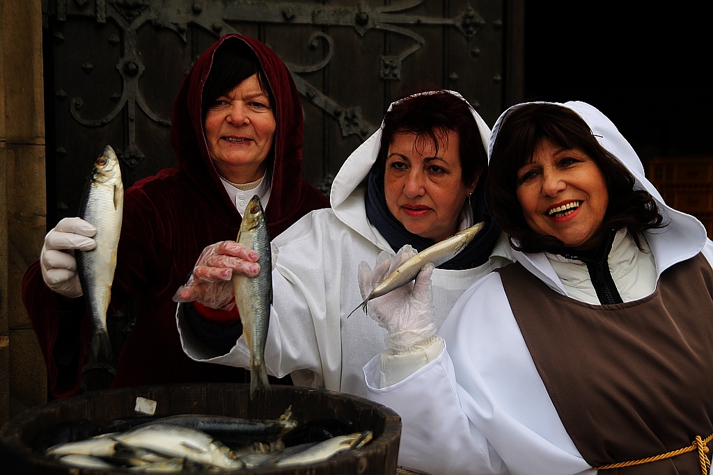 Po raz piętnasty rozdano legniczanom chleby, śledzie i grosze