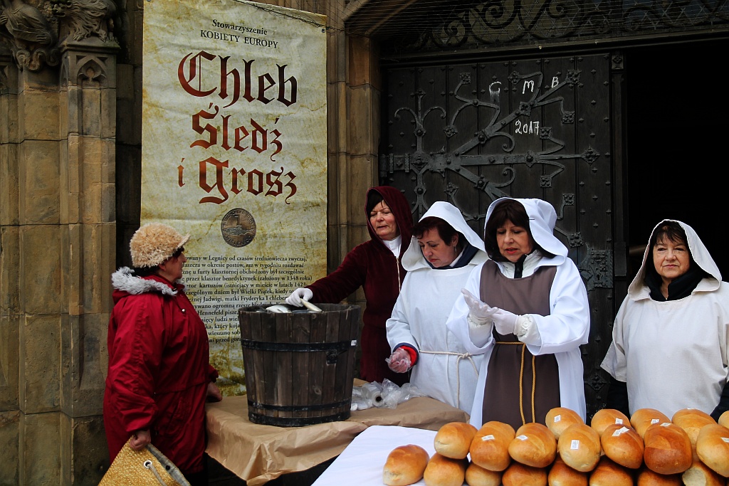 Po raz piętnasty rozdano legniczanom chleby, śledzie i grosze
