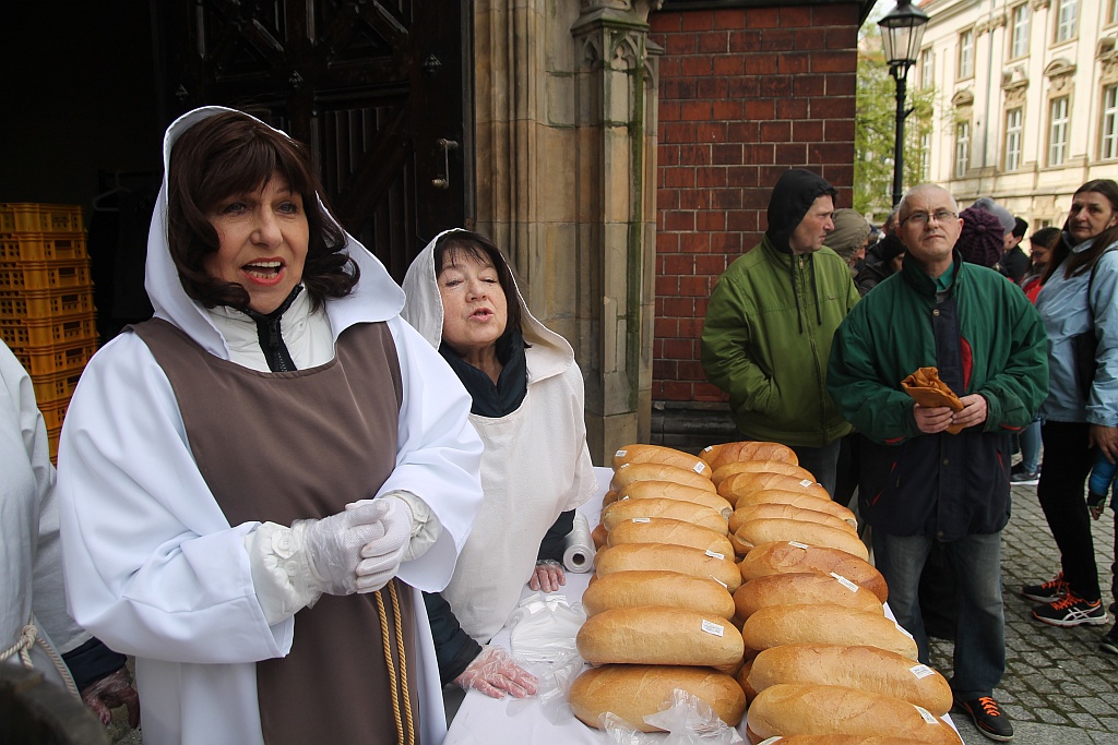 Po raz piętnasty rozdano legniczanom chleby, śledzie i grosze