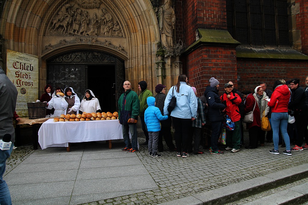 Po raz piętnasty rozdano legniczanom chleby, śledzie i grosze