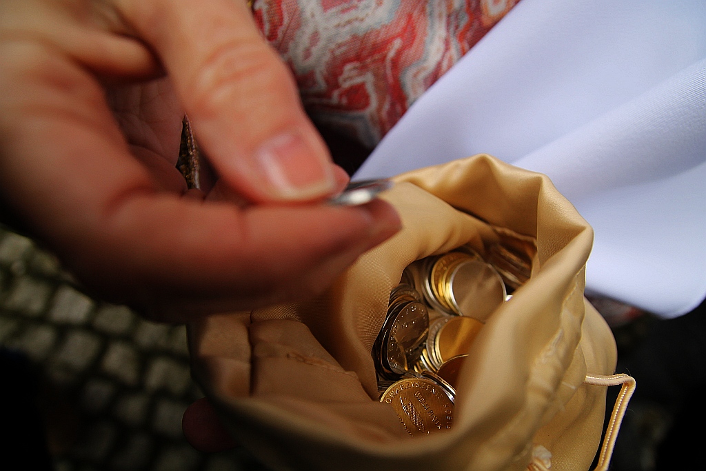 Po raz piętnasty rozdano legniczanom chleby, śledzie i grosze