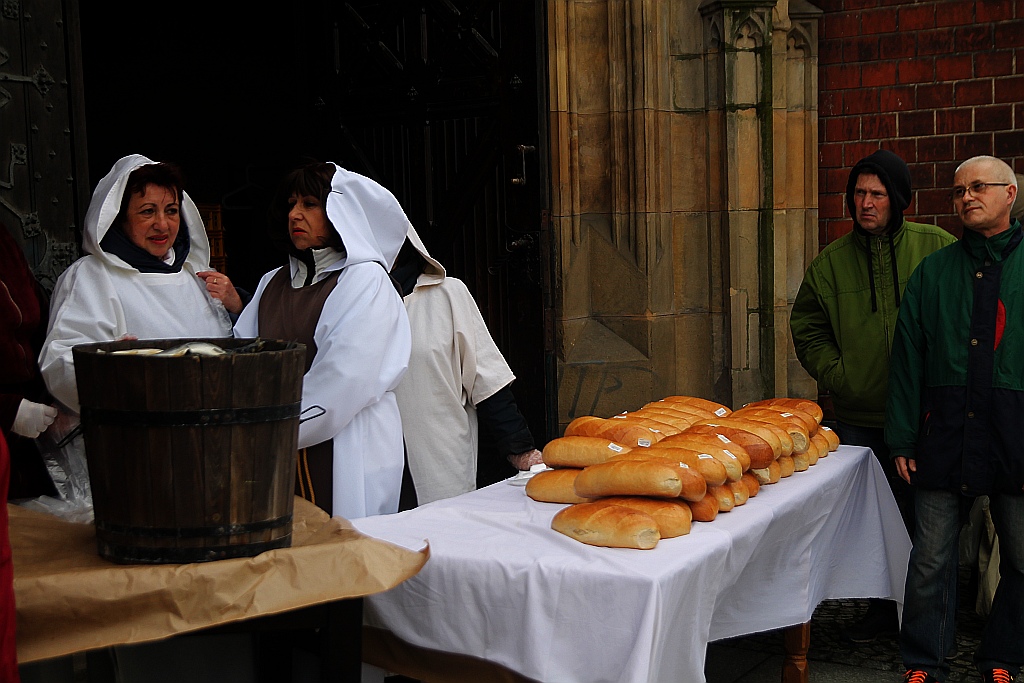 Po raz piętnasty rozdano legniczanom chleby, śledzie i grosze