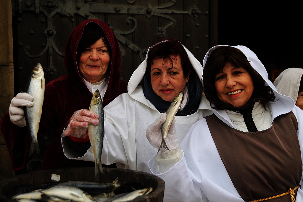 Po raz piętnasty rozdano legniczanom chleby, śledzie i grosze