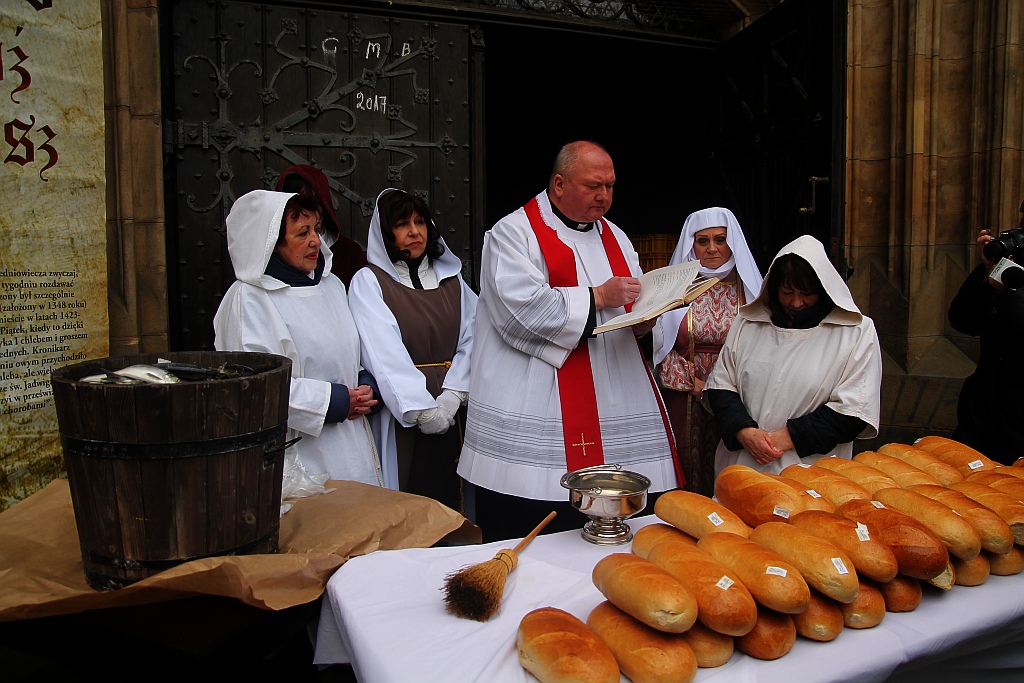 Po raz piętnasty rozdano legniczanom chleby, śledzie i grosze