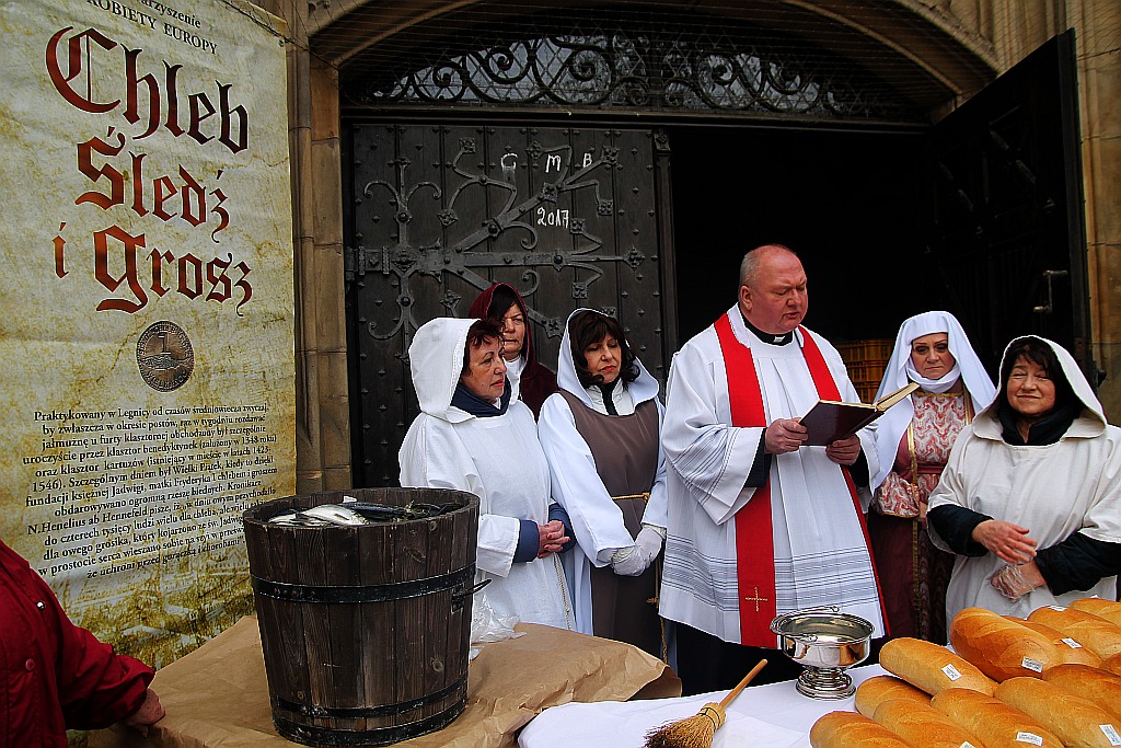 Po raz piętnasty rozdano legniczanom chleby, śledzie i grosze