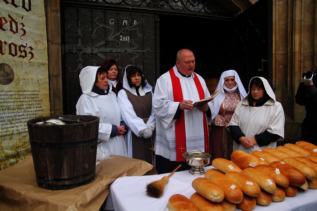 Po raz piętnasty rozdano legniczanom chleby, śledzie i grosze