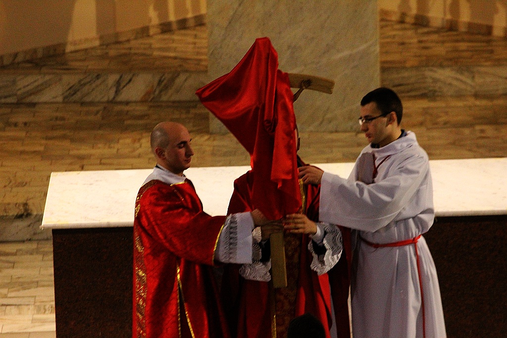 Wielki Piątek. Drugi dzień triduum. Dzień bez mszy świętej