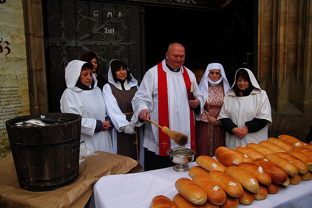 Po raz piętnasty rozdano legniczanom chleby, śledzie i grosze