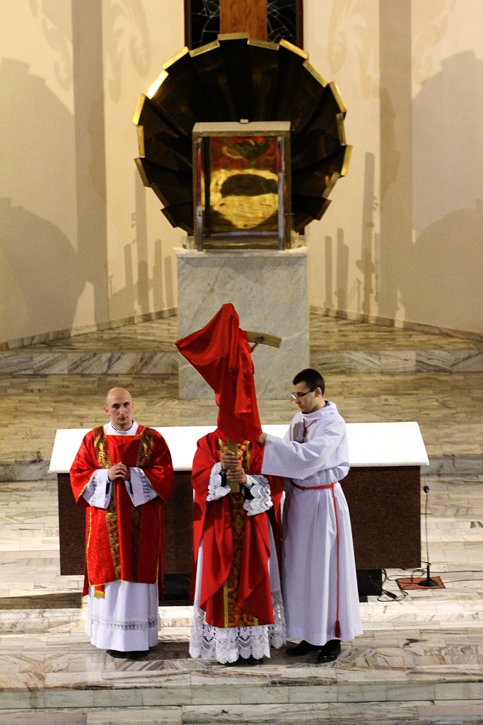 Wielki Piątek. Drugi dzień triduum. Dzień bez mszy świętej