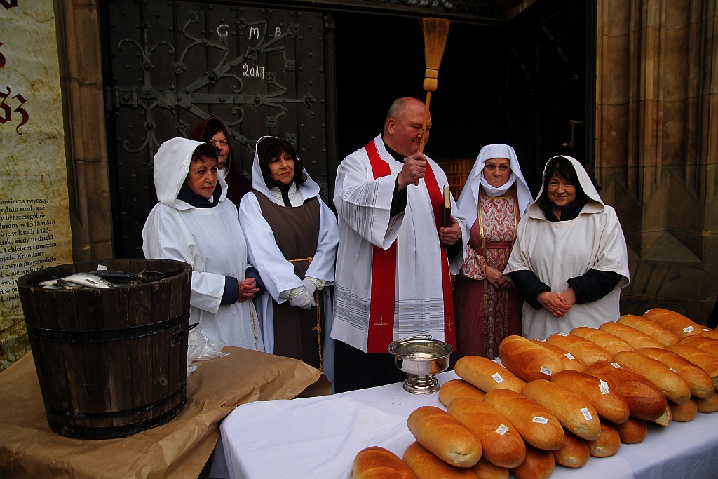 Po raz piętnasty rozdano legniczanom chleby, śledzie i grosze