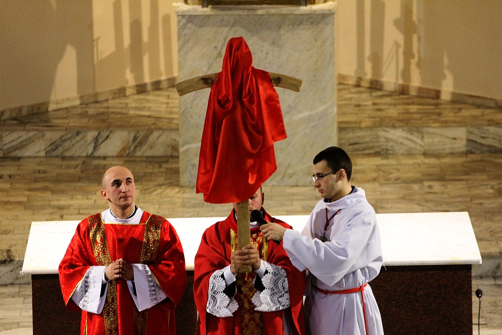 Wielki Piątek. Drugi dzień triduum. Dzień bez mszy świętej