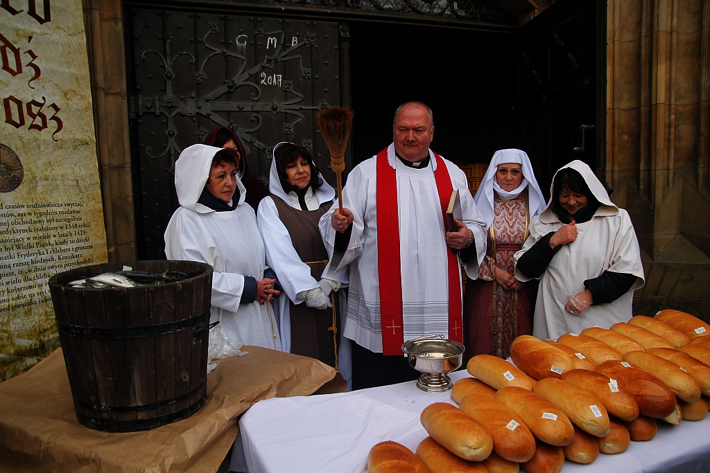 Po raz piętnasty rozdano legniczanom chleby, śledzie i grosze